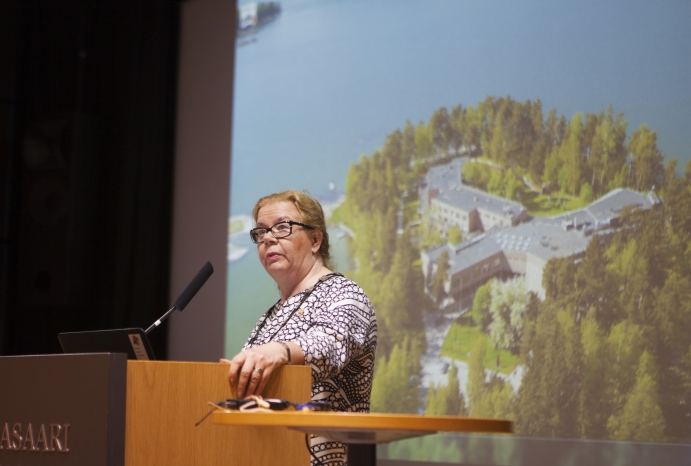 Valtuuston puheenjohtaja Eeva Anttinen avasi valtuuston kevätkokouksen
