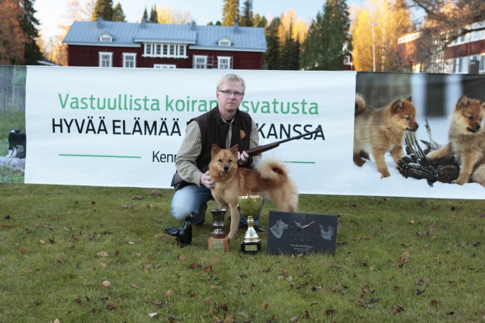 Haukkukuningas 2015 Mettokumpareen Hilma Bertta omistajansa Janne Helon kanssa. Kuva Heidi Lahtinen