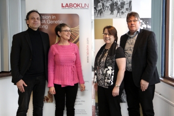 LABOKLINin Christoph Gerhards ja Marjatta Lehtisaari sekä Kennelliiton jalostustieteellisen toimikunnan puheenjohtaja Kirsi Sainio ja toiminnanjohtaja Markku Mähönen
