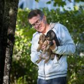 Kasvattaja mäyräkoiranpentujen kanssa