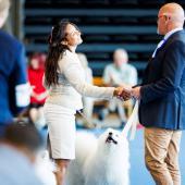 Tuomari palkitsemassa koirakkoa