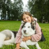 Nuori tyttö ja koira