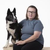Nainen ja karjalankarhukoira studiokuvassa