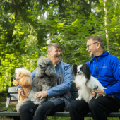 Koiranomistajat penkillä