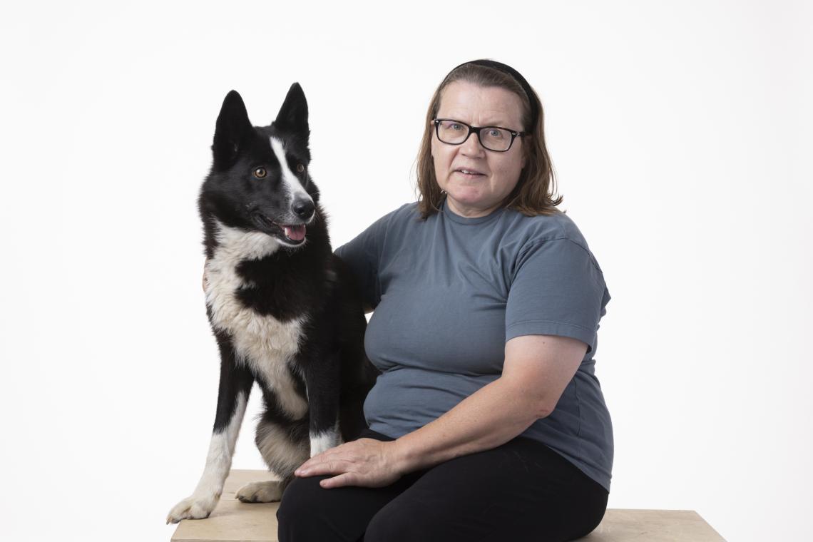 Kirsi Sainio karjalankarhukoiransa Ullan kanssa