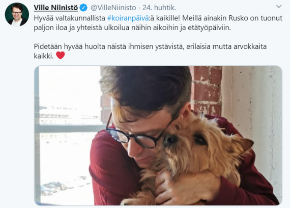Ville Niinistö halaamassa Rusko-koiraa