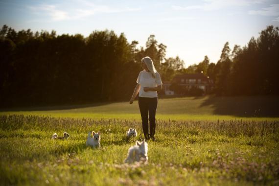 Katariina Rautiala kasvattiensa kanssa