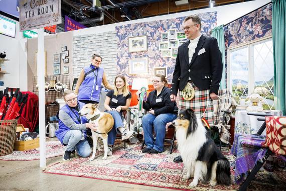 Kiva koirakko -palkinnon saaneen yhdistyksen ihmisiä ja collieita Rotutorilla.