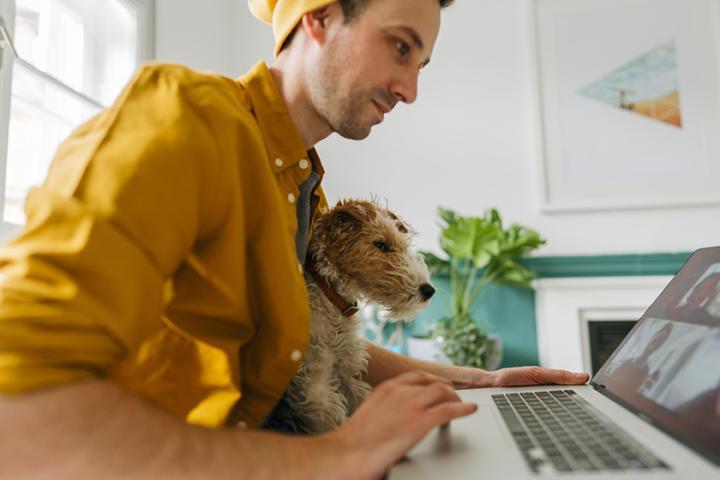 Mies ja kannettava_iStock_840 x 560