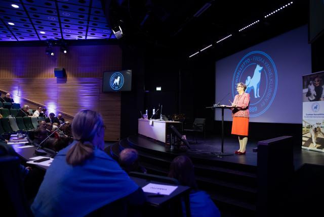 Kennelliiton valtuuston puheenjohtaja Eeva Anttinen puhuu valtuuston edessä seminaarisalissa