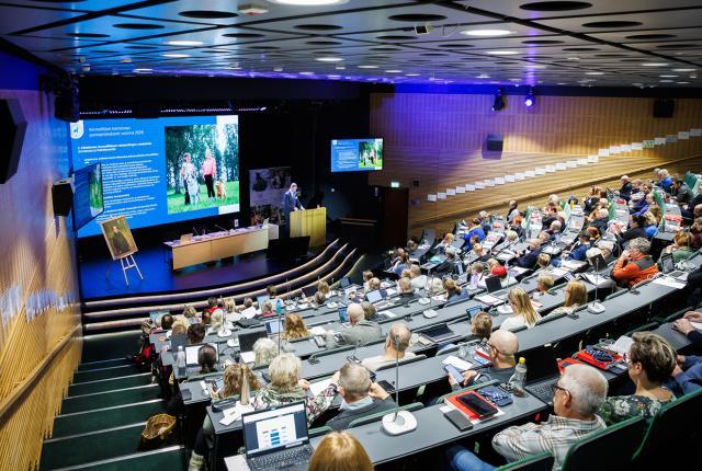 Valtuuston jäseniä istumassa täydessä valtuustosalissa