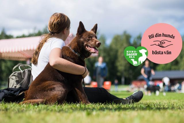 Flickan kramar om sin hund på Hunddagen