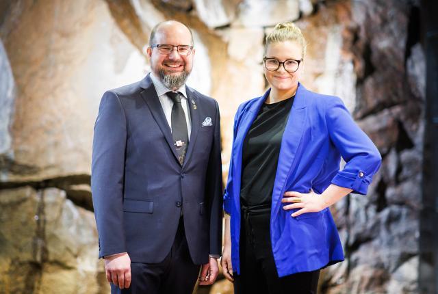 Valtuuston puheenjohtaja Jari Parkkisenniemi ja varapuheenjohtaja Ida Saarilahti