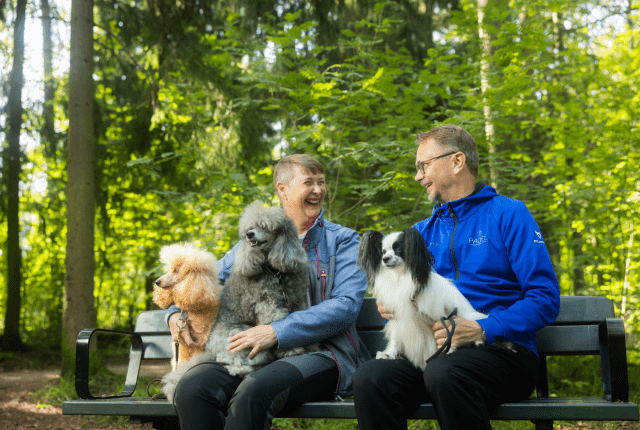 Koiranomistajat penkillä