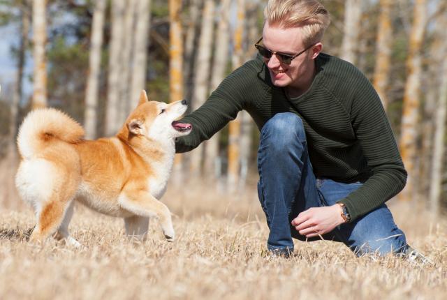 Kundi ja koira nauttimassa syyssäistä