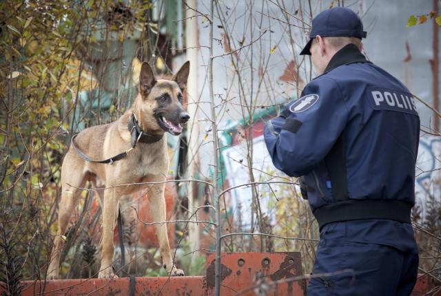 Poliisikoira ja poliisi