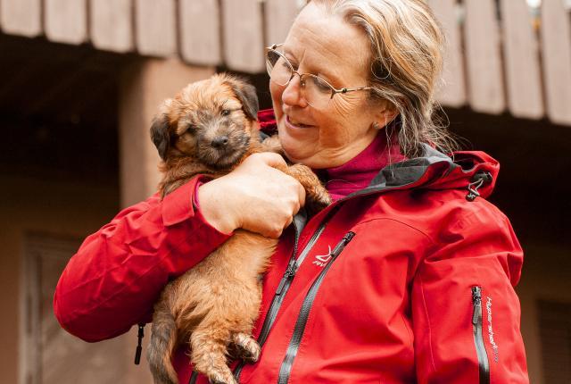 Kasvattaja pennun kanssa