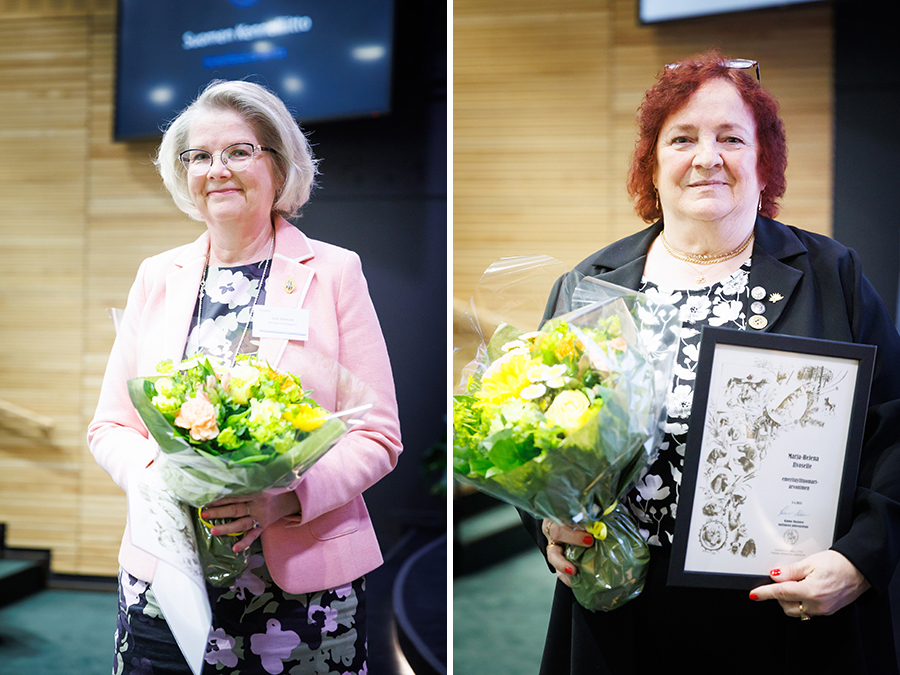 Palkitut Leila Stenlund ja Marja-Helena Ilvonen_kevätvaltuusto 2024