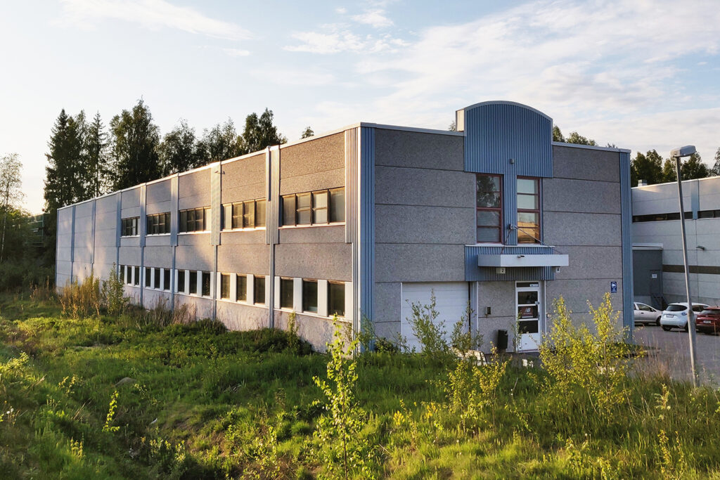 Harmaa kivirakennus ulkoa kuvattuna
