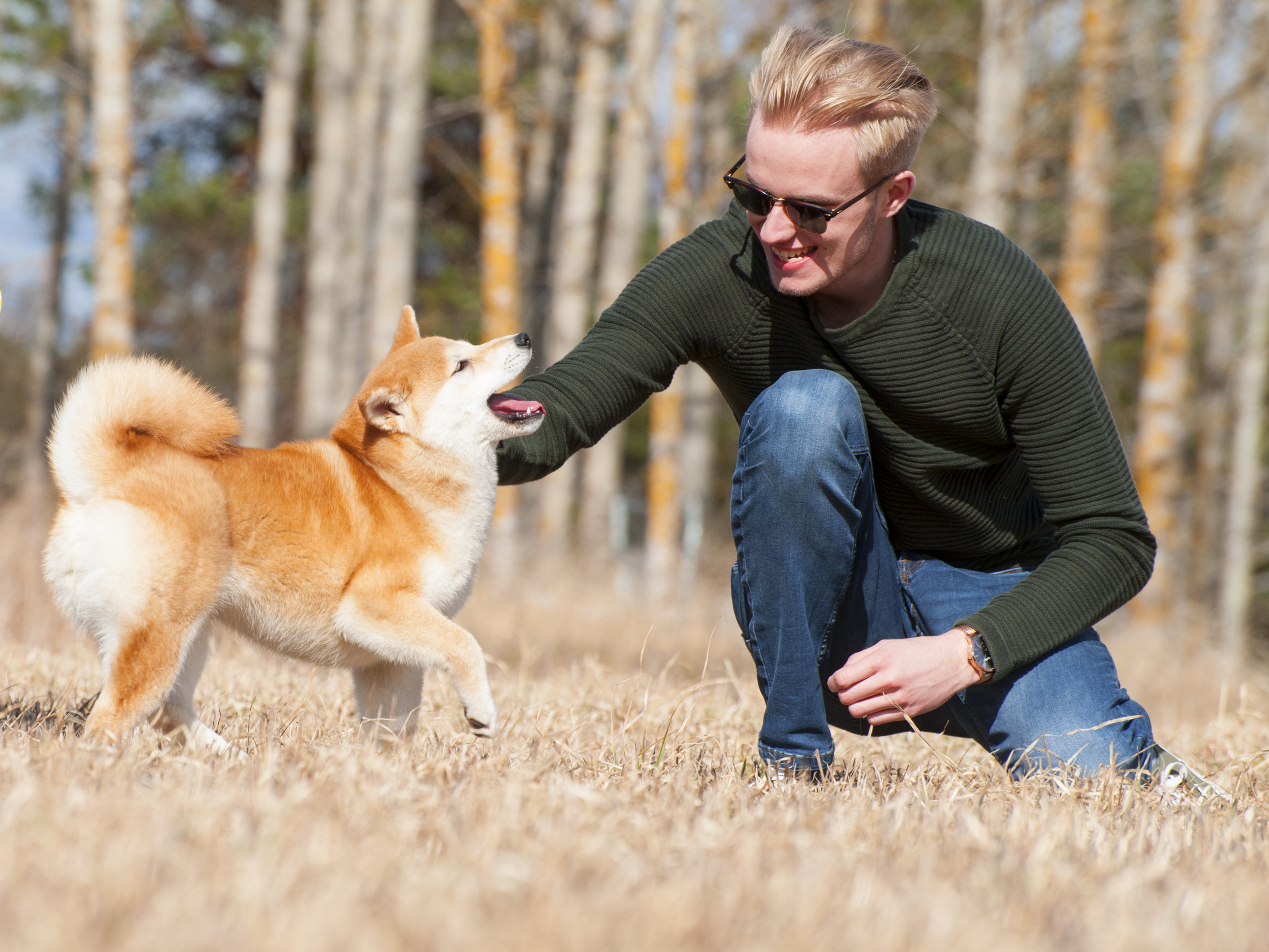 Kundi ja koira nauttimassa syyssäistä